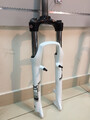 Amortyzator SR Suntour XCM RL 26”1 1/8” Ahead 100mm Biały