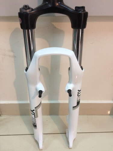 Amortyzator SR Suntour XCM RL 26”1 1/8” Ahead 100mm Biały